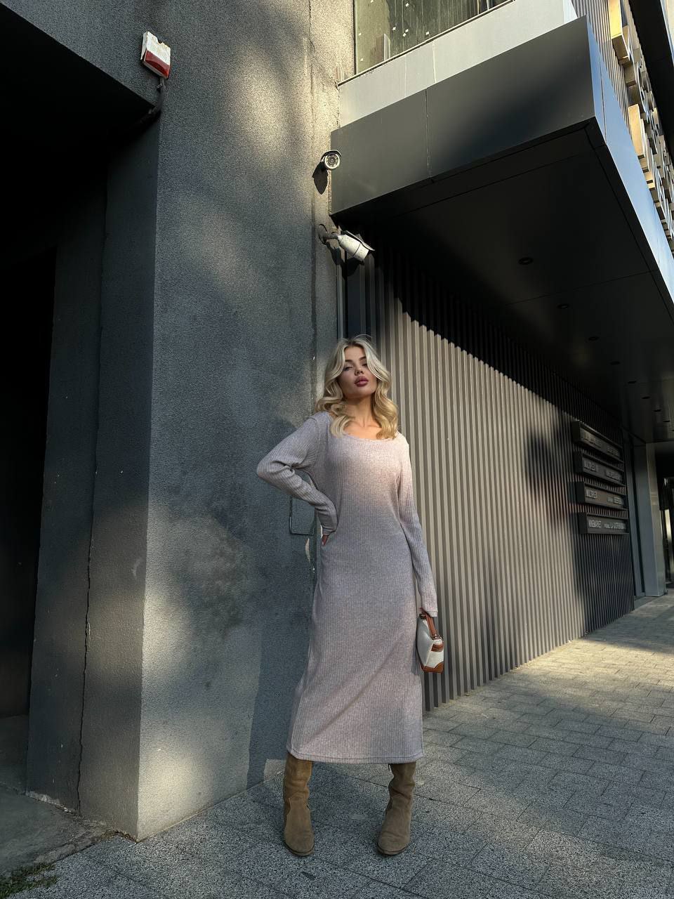 Ангорова сукня мiдi з поясом пудрового кольору 34936