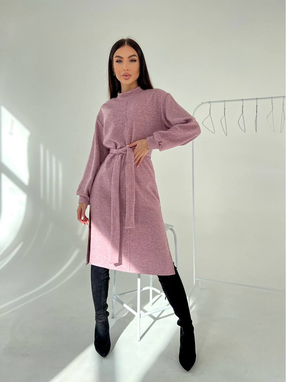 Ангорова сукня мiдi з поясом пудрового кольору 35444