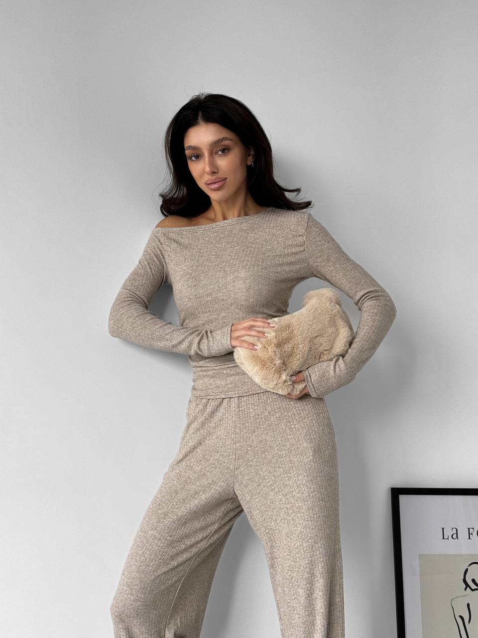 Ангоровий прогулянковий костюм бежевого кольору 34447