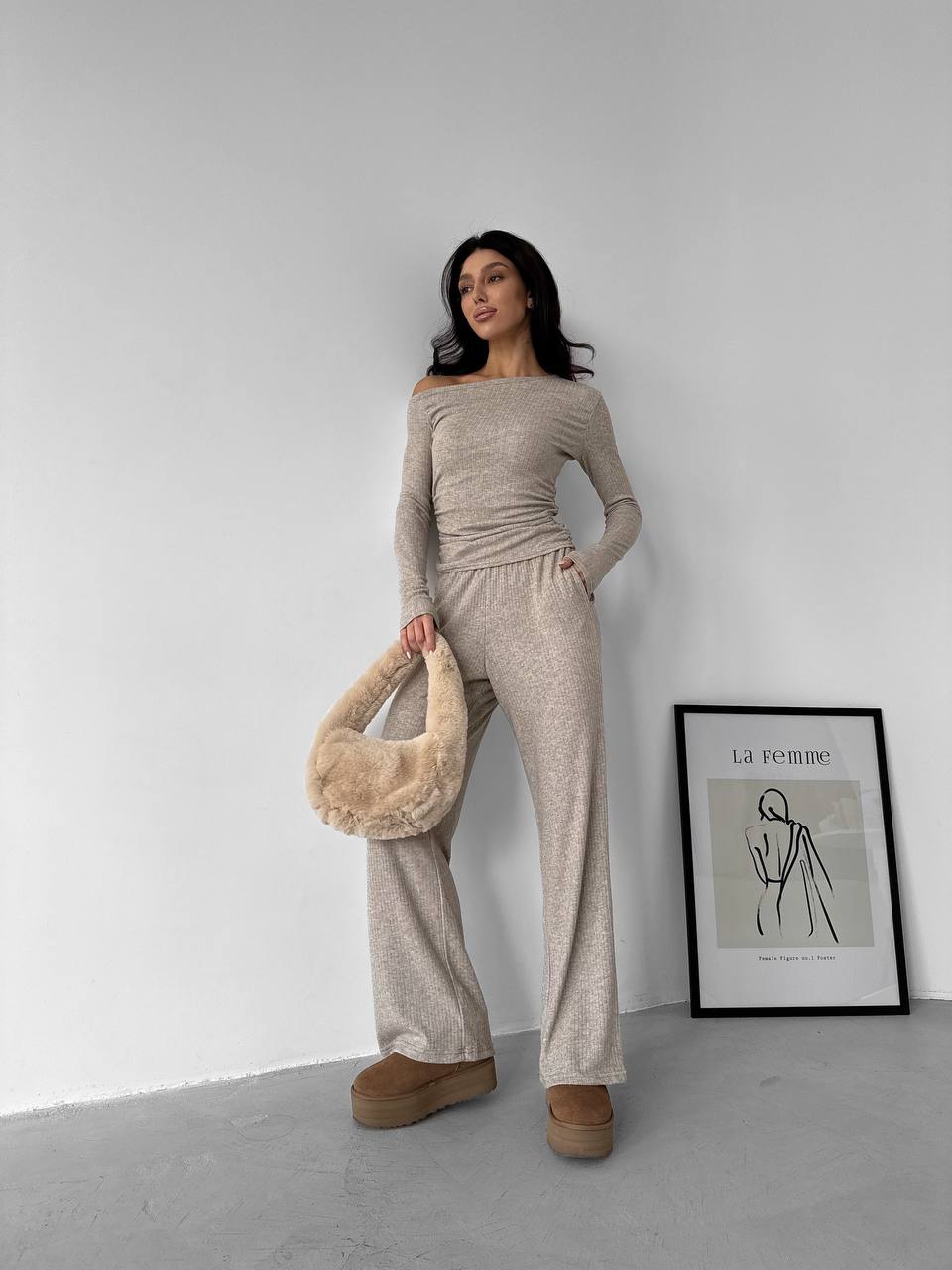 Ангоровий прогулянковий костюм бежевого кольору 34447