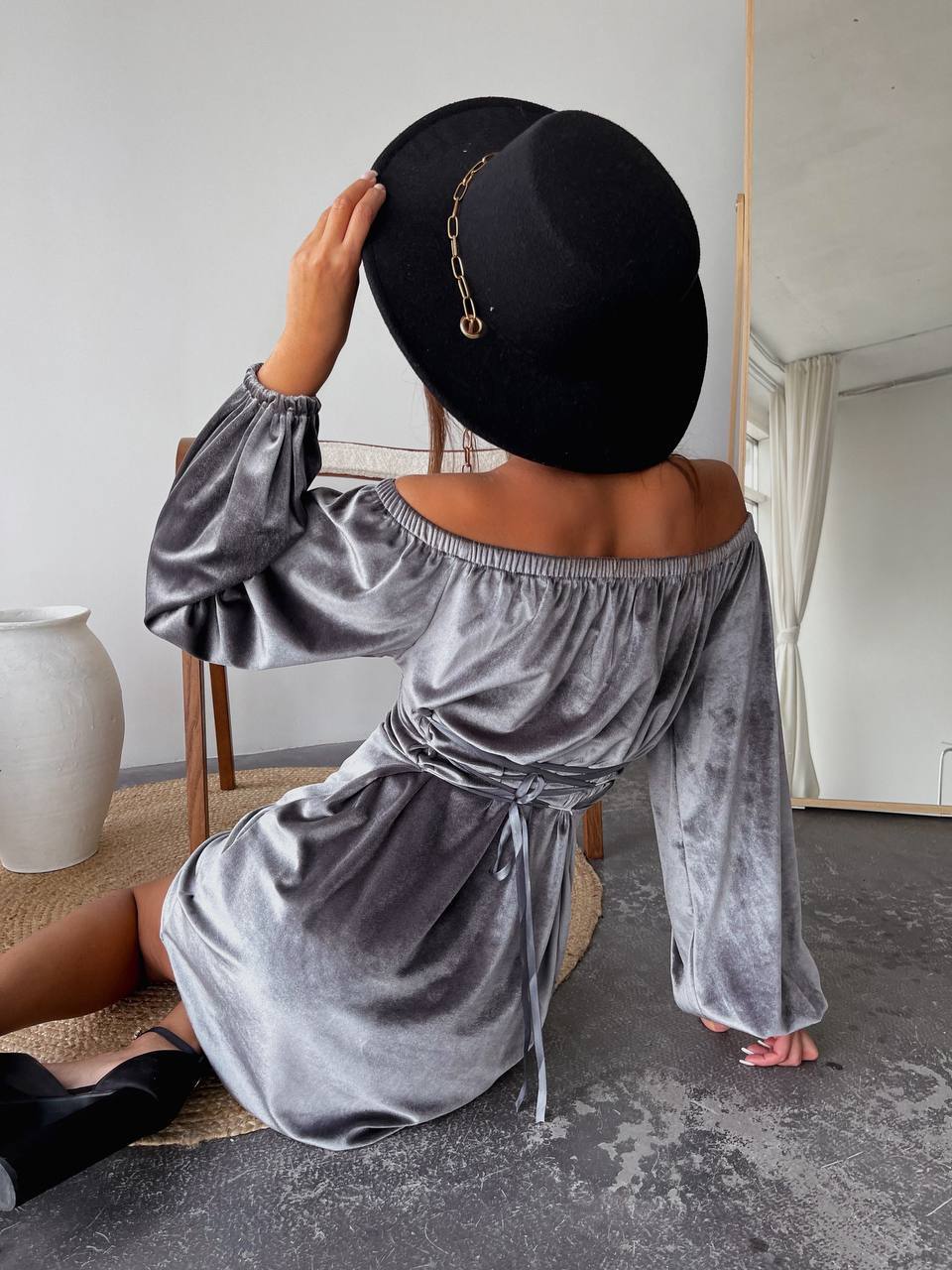 Оксамитова сукня міні з корсетом сірого кольору 30276