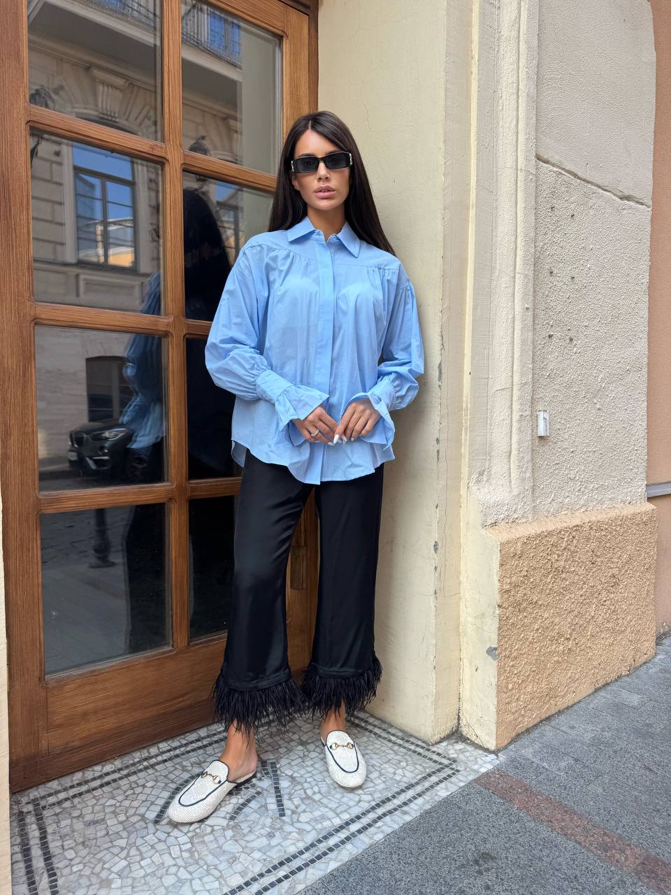 Бавовняна жіноча сорочка з стильним рукавом блакитного кольору 34063