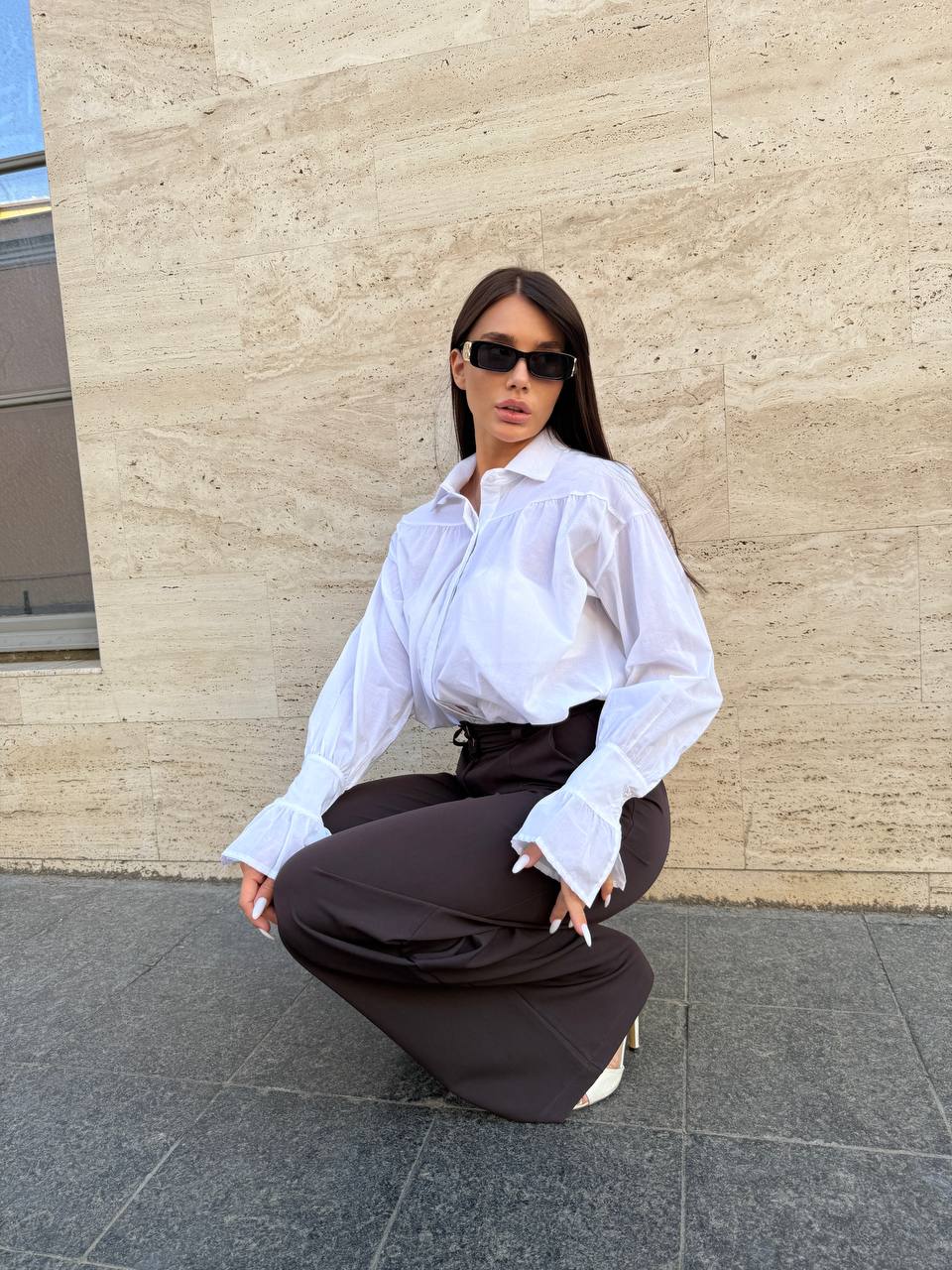 Бавовняна жіноча сорочка з стильним рукавом молочного кольору 34062