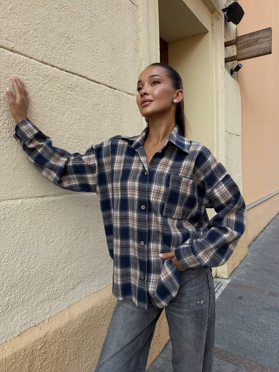 Базова жіноча сорочка синього кольору 34138