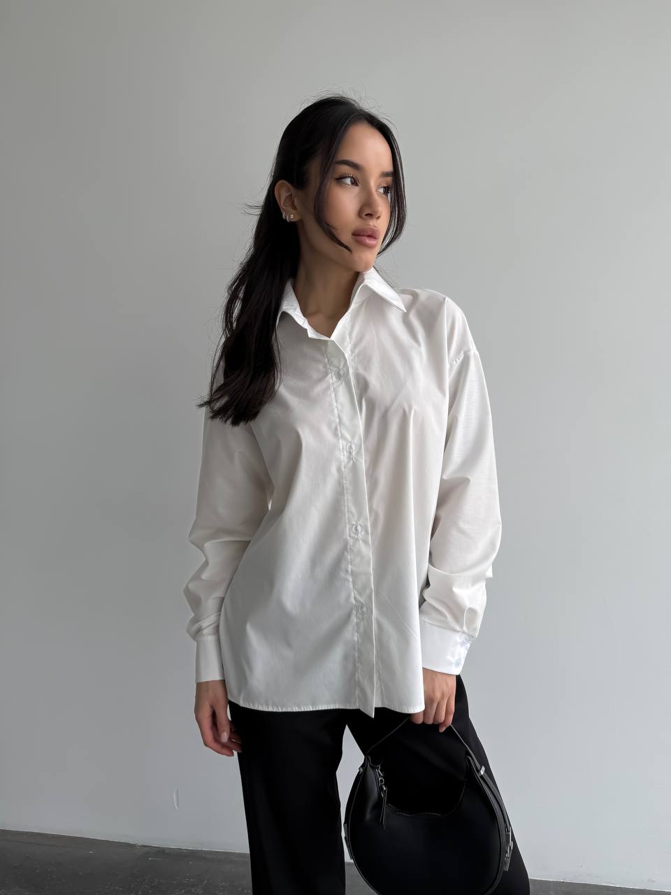 Базовая, котоновая рубашка оверсайз белого цвета 28842