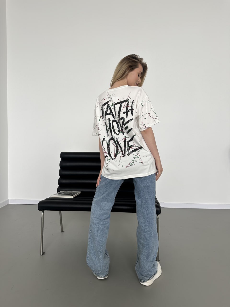 Базова жіноча футболка з написом бiлого кольору 30821