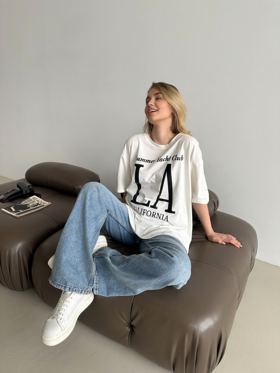 Базова жіноча футболка з написом молочного кольору 31493