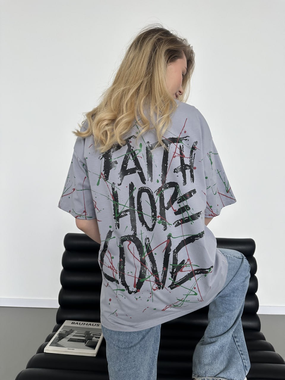 Базова жіноча футболка з написом сiрого кольору 30822