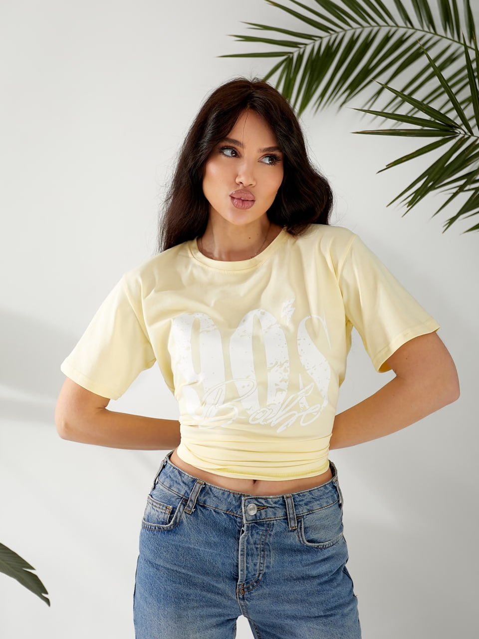 Базова жіноча футболка з написом жовтого кольору 32531