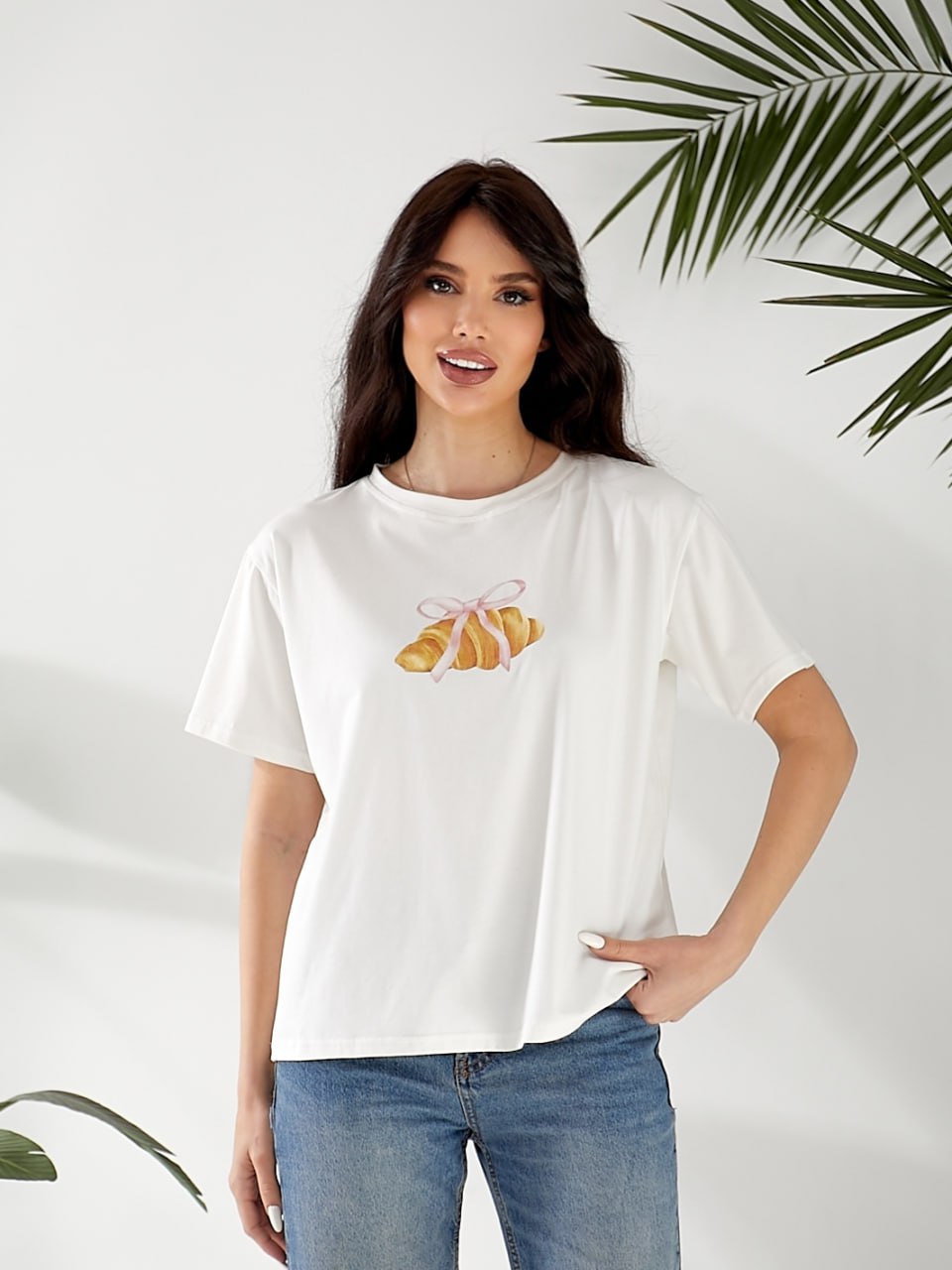 Базовая женская футболка с рисунком белого цвета 32524