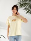 Базовая женская футболка с рисунком желтого цвета 32523