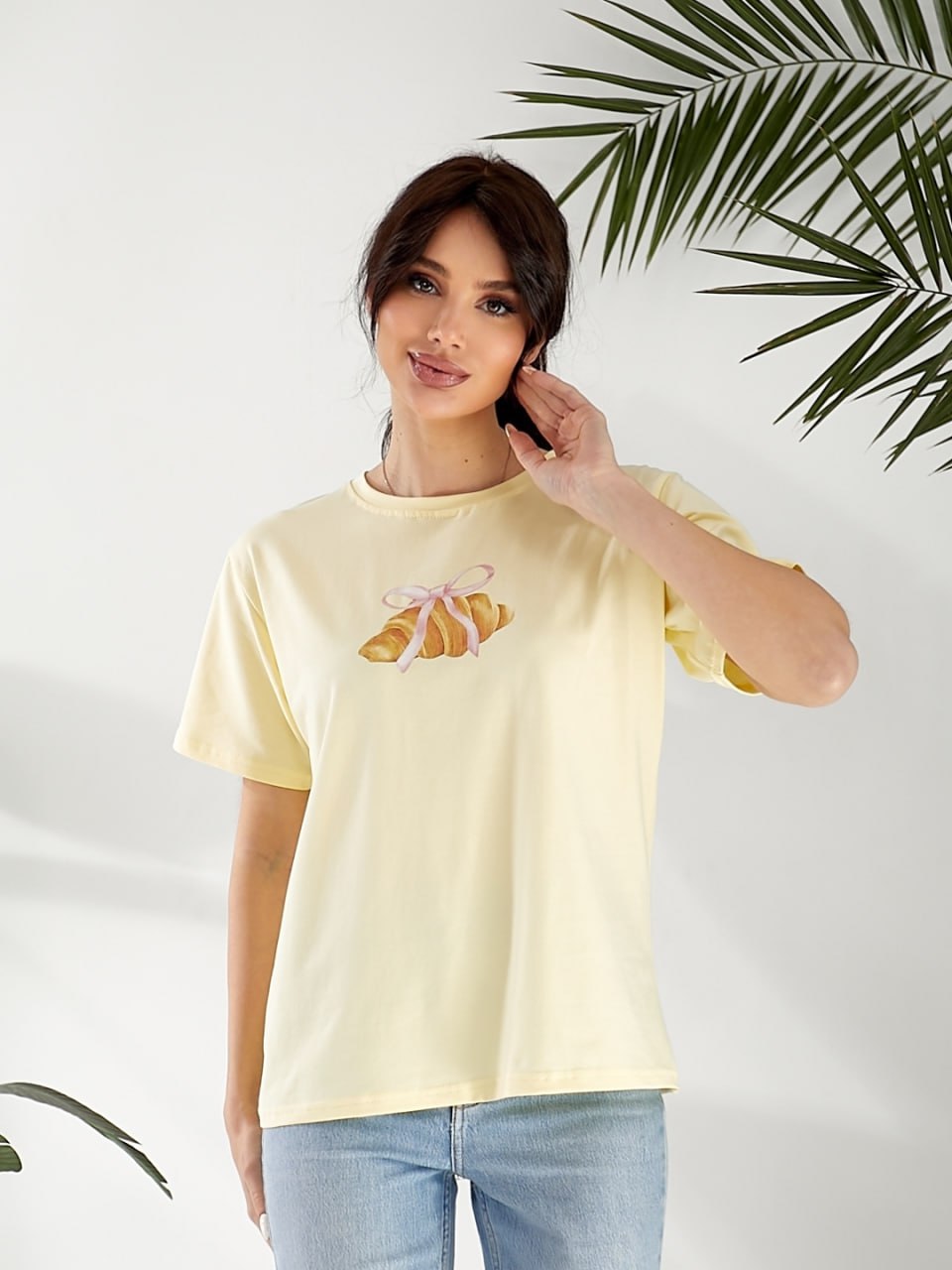 Базовая женская футболка с рисунком желтого цвета 32523
