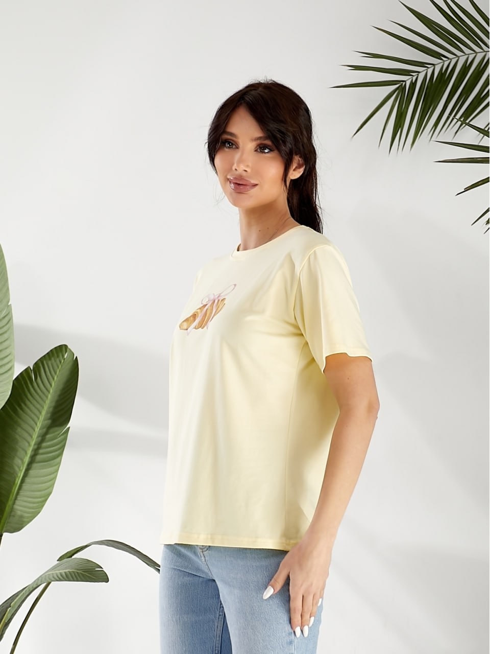 Базовая женская футболка с рисунком желтого цвета 32523