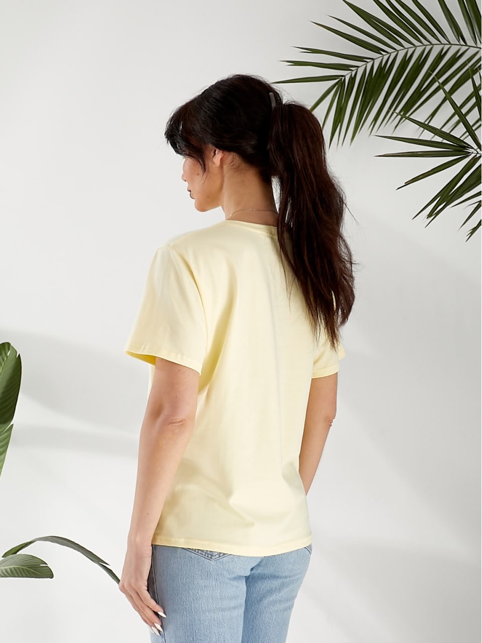 Базовая женская футболка с рисунком желтого цвета 32523