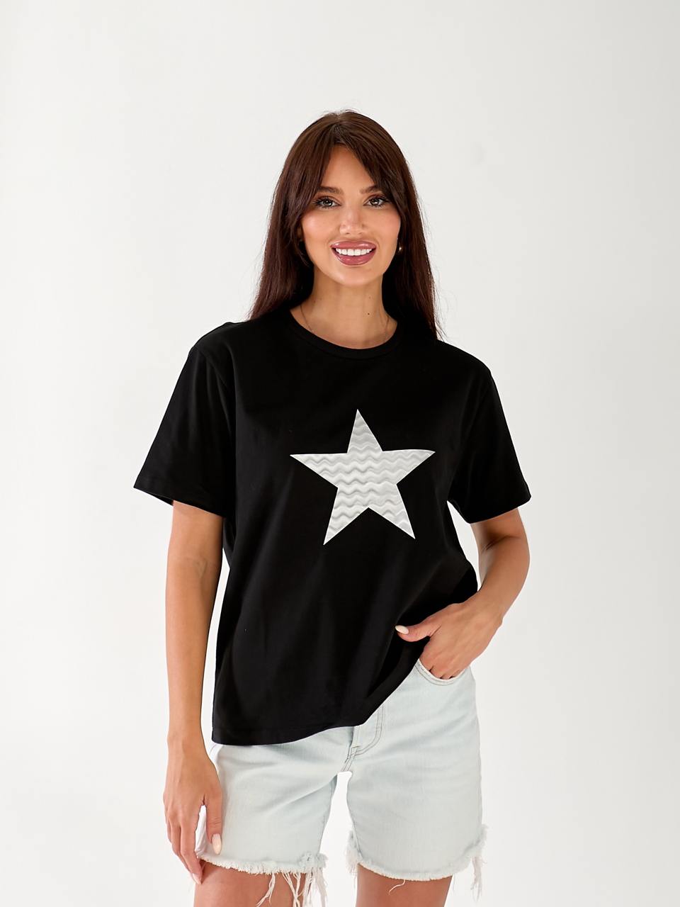 Базовая женская футболка со звездой черного цвета 33297