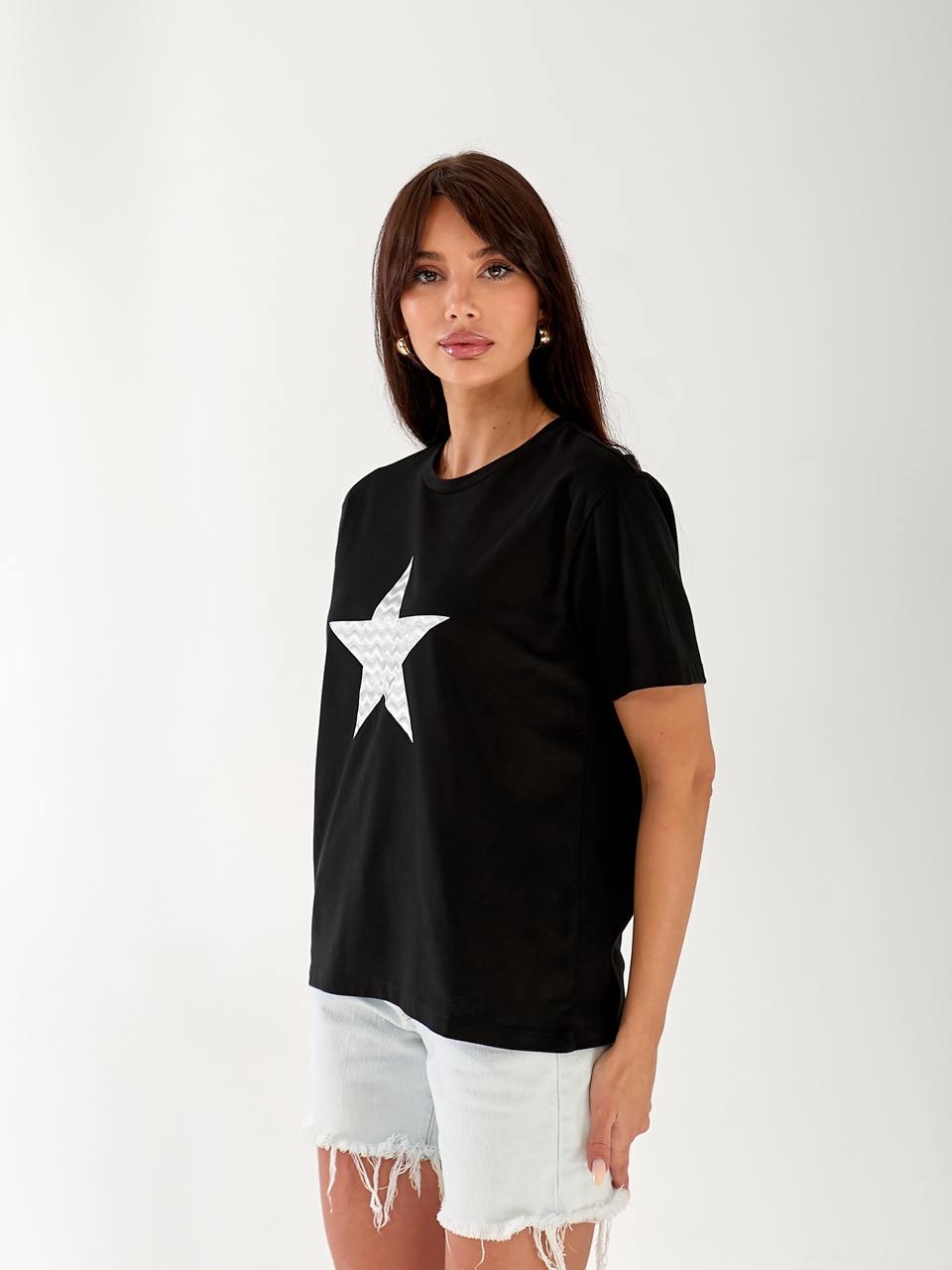 Базовая женская футболка со звездой черного цвета 33297
