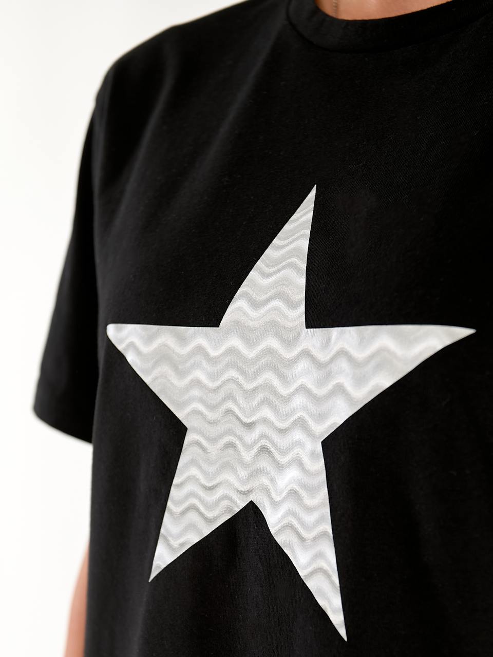 Базовая женская футболка со звездой черного цвета 33297