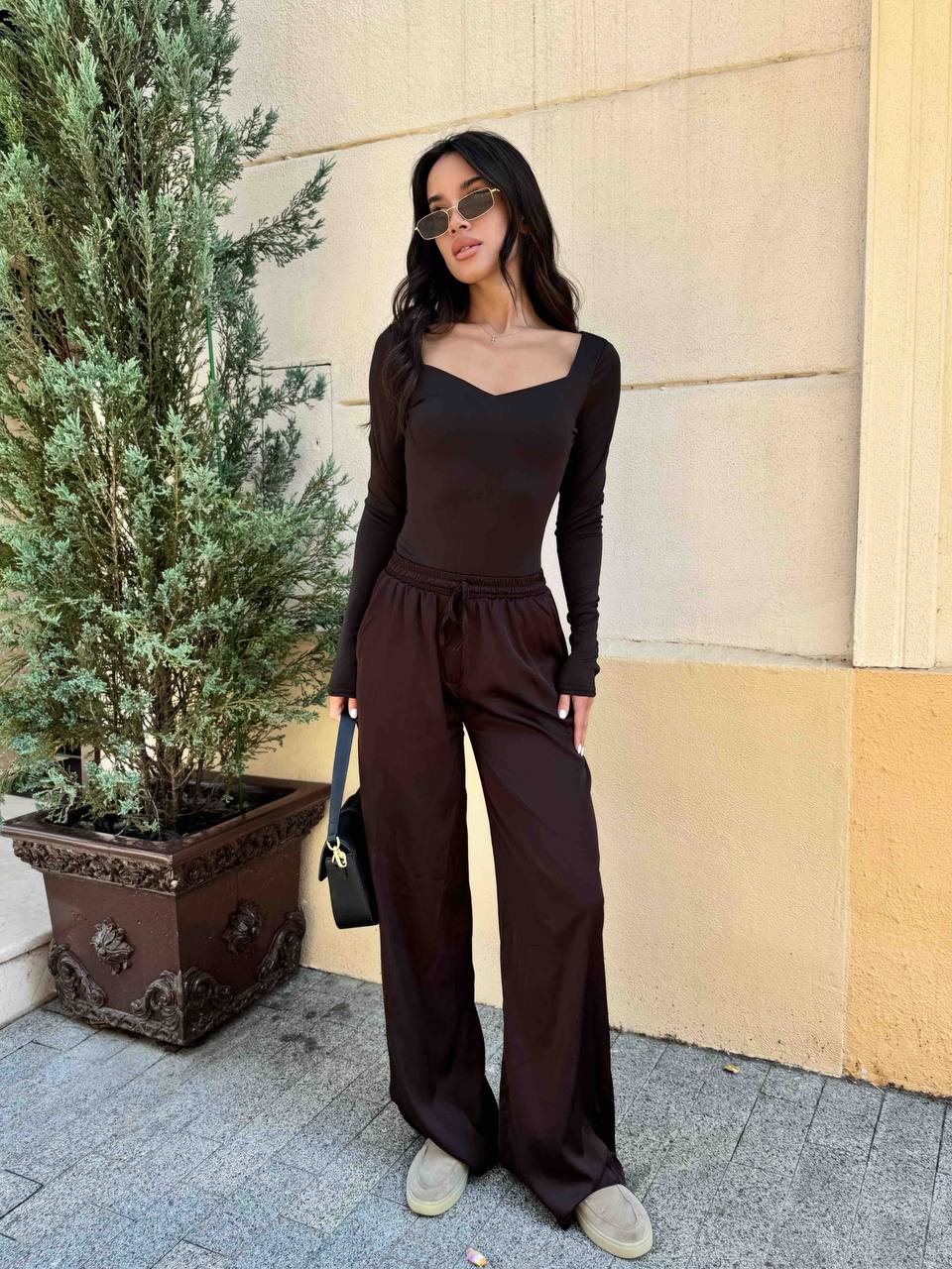 Базовый боди с разрезом для пальцев коричневого цвета 34717