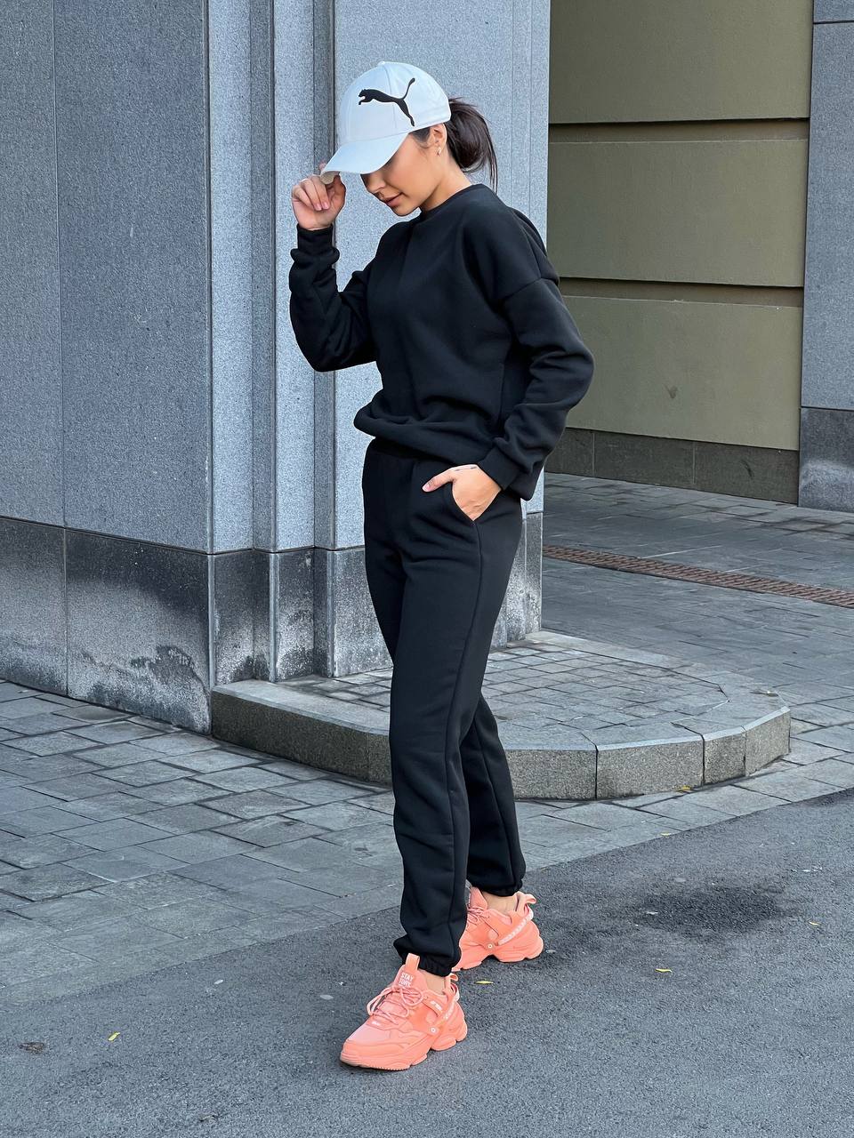 Базовий теплий жiночий костюм чорного кольору 35423