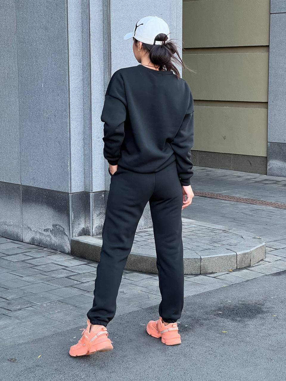 Базовий теплий жiночий костюм чорного кольору 35423