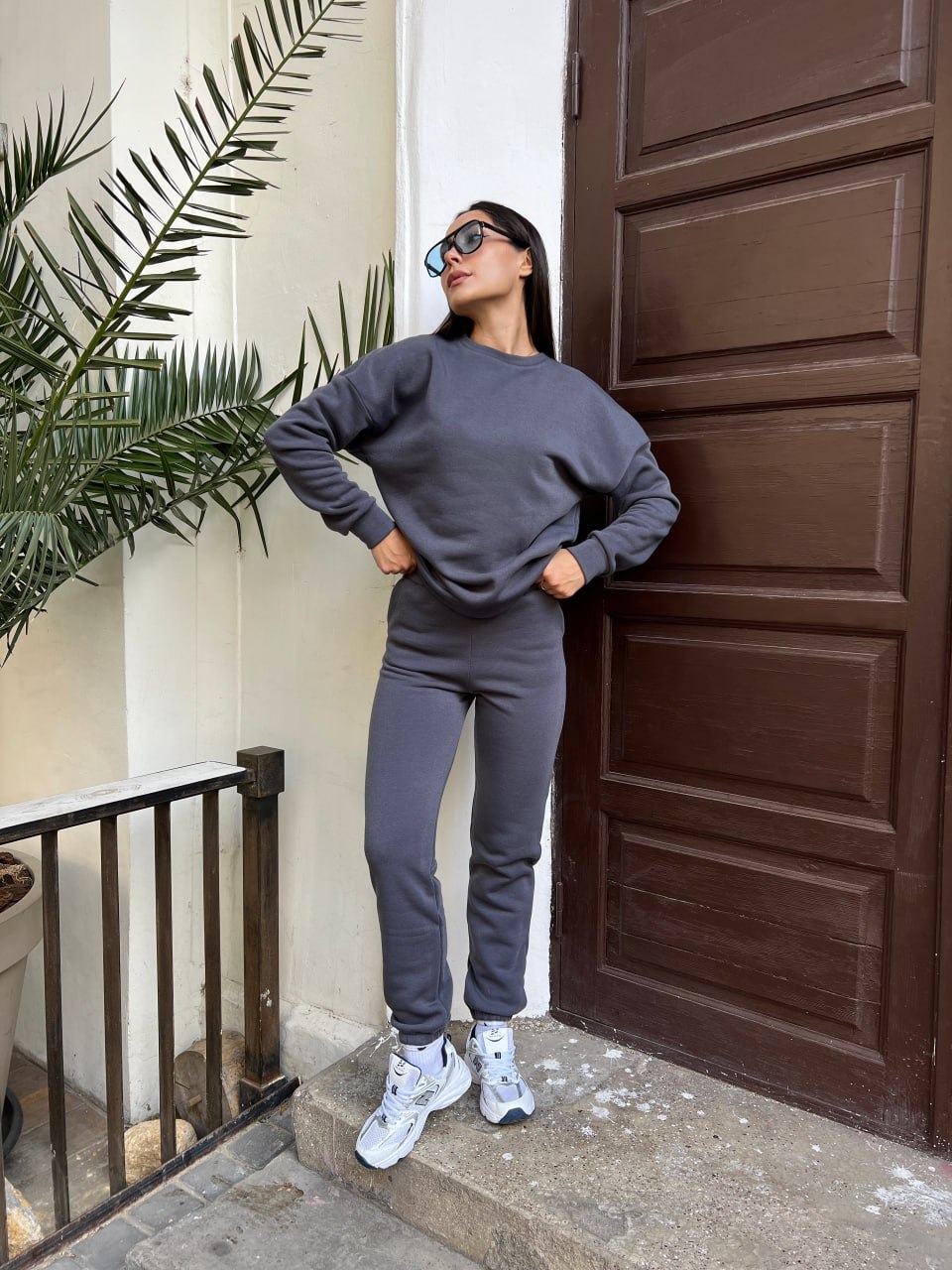 Базовий теплий жiночий костюм графiтового кольору 35426