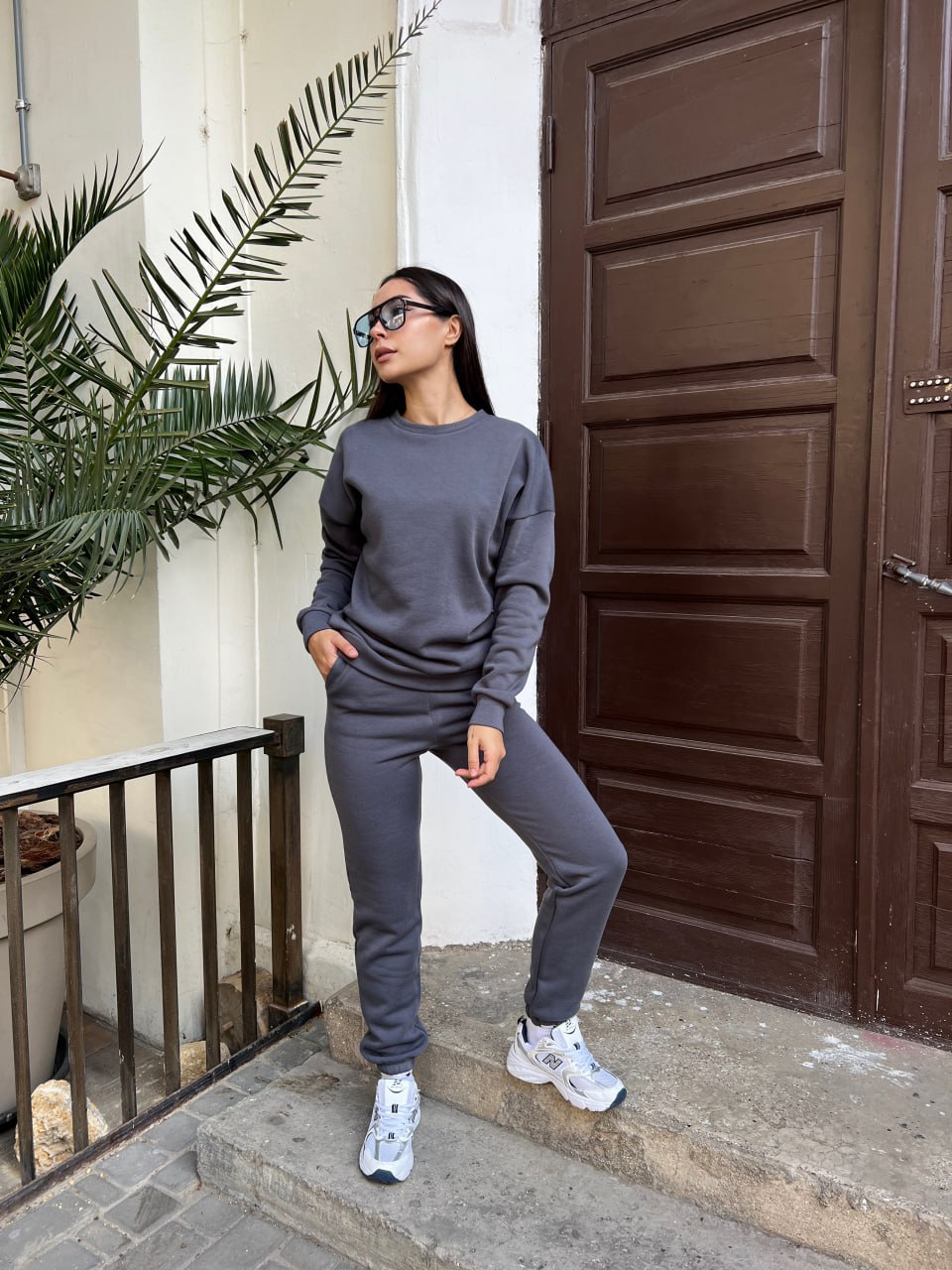 Базовий теплий жiночий костюм графiтового кольору 35426