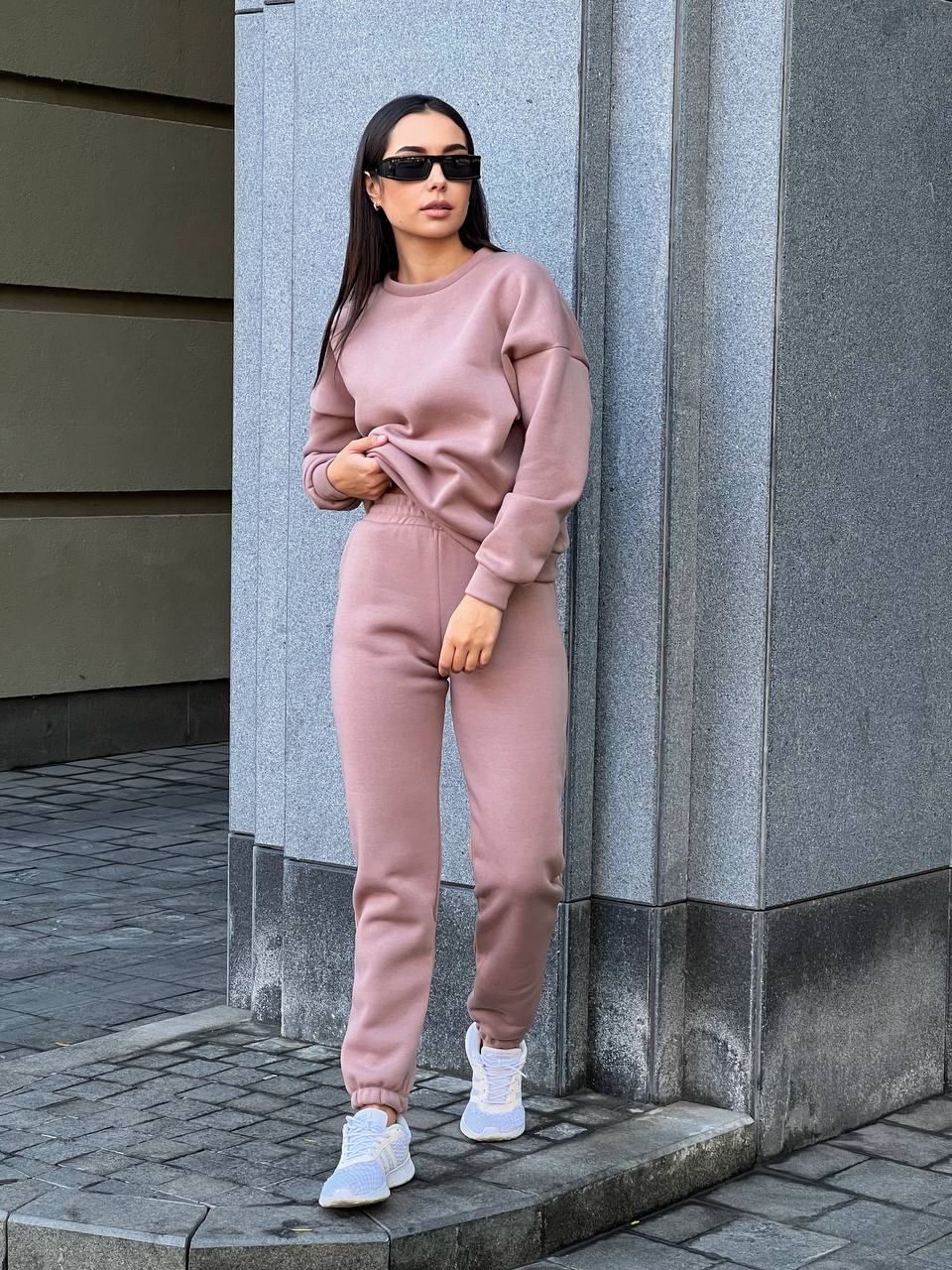 Базовий теплий жiночий костюм кавового кольору 35428