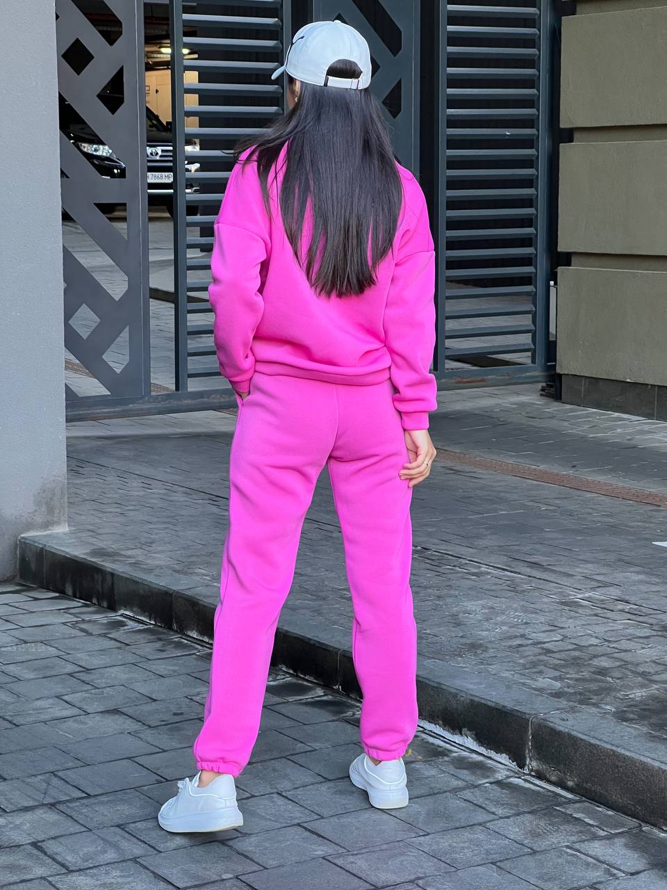 Базовий теплий жiночий костюм малинового кольору 35427