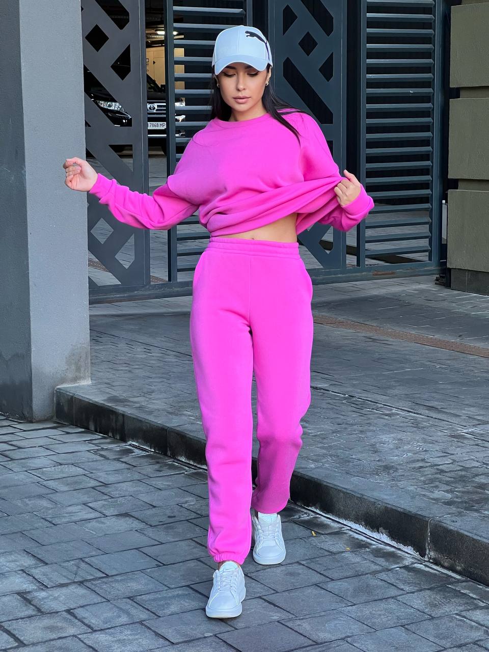 Базовий теплий жiночий костюм малинового кольору 35427