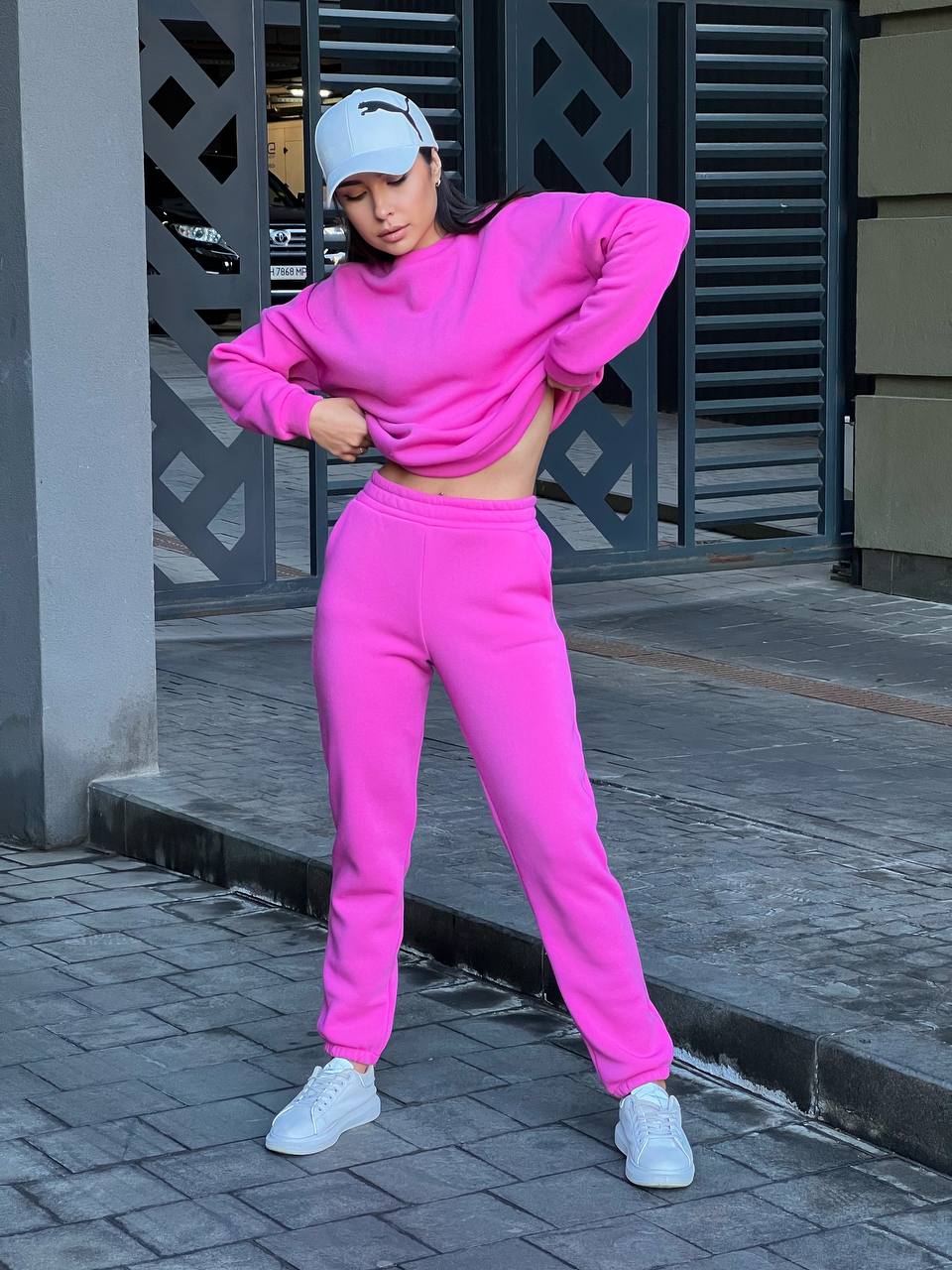 Базовий теплий жiночий костюм малинового кольору 35427