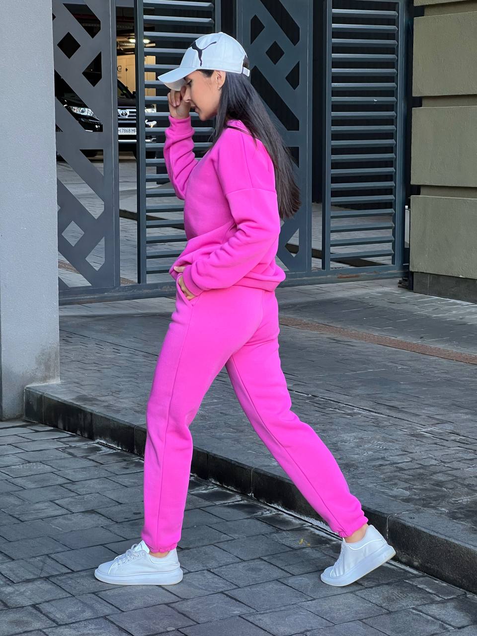 Базовий теплий жiночий костюм малинового кольору 35427