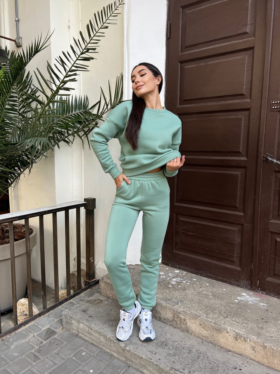 Базовий теплий жiночий костюм оливкового кольору 35424