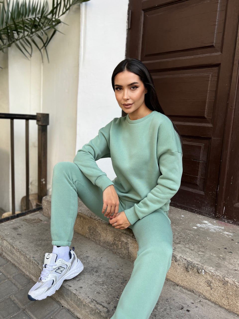 Базовий теплий жiночий костюм оливкового кольору 35424