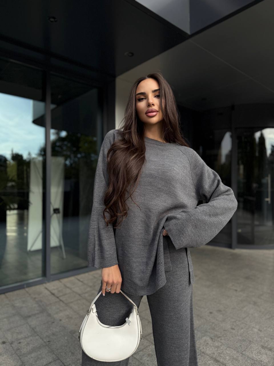 Базовий жiночий костюм 2-ка графiтового кольору 35603