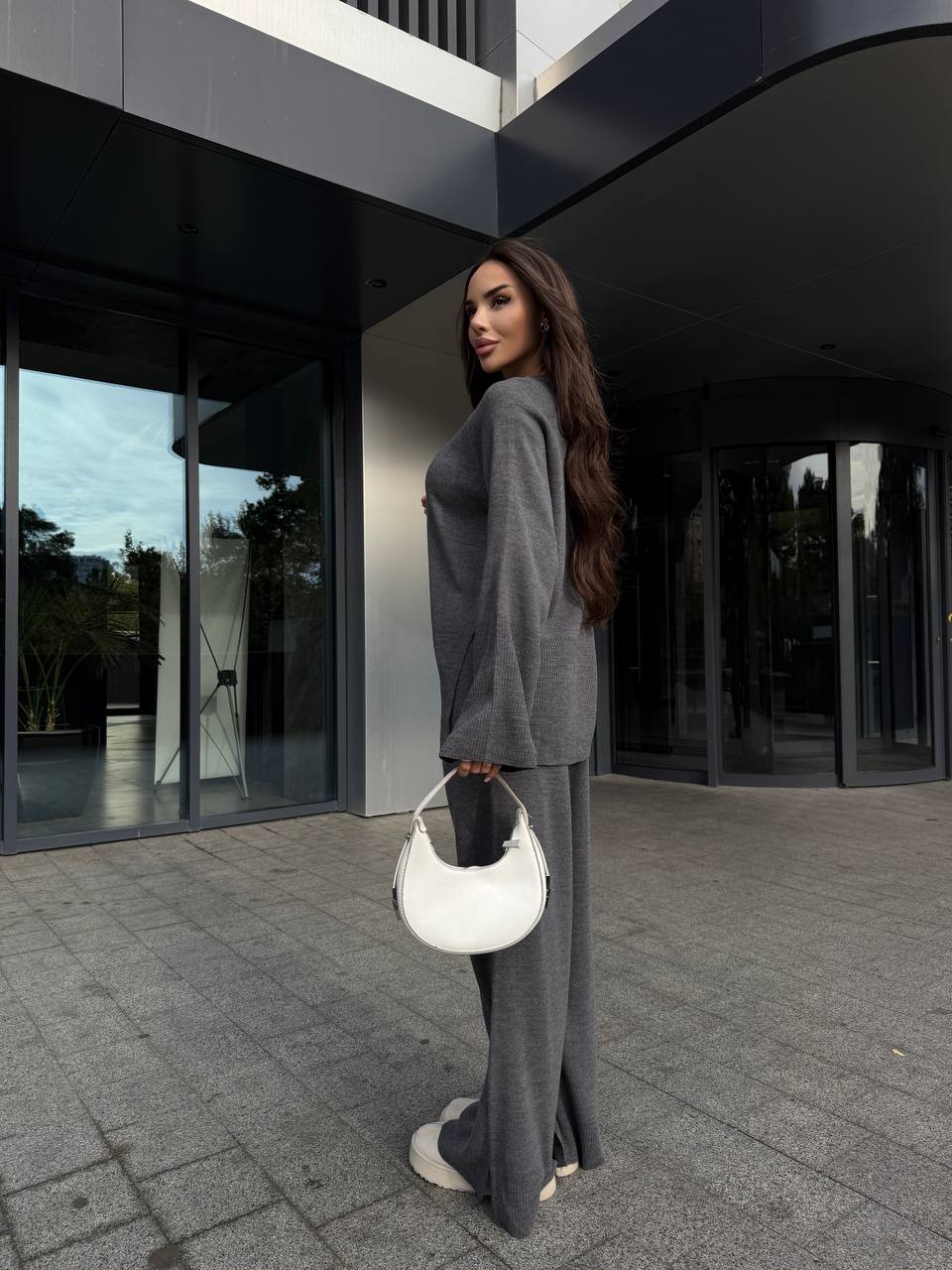 Базовий жiночий костюм 2-ка графiтового кольору 35603