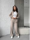 Базовий жiночий костюм на змiйцi бежевого кольору 35371