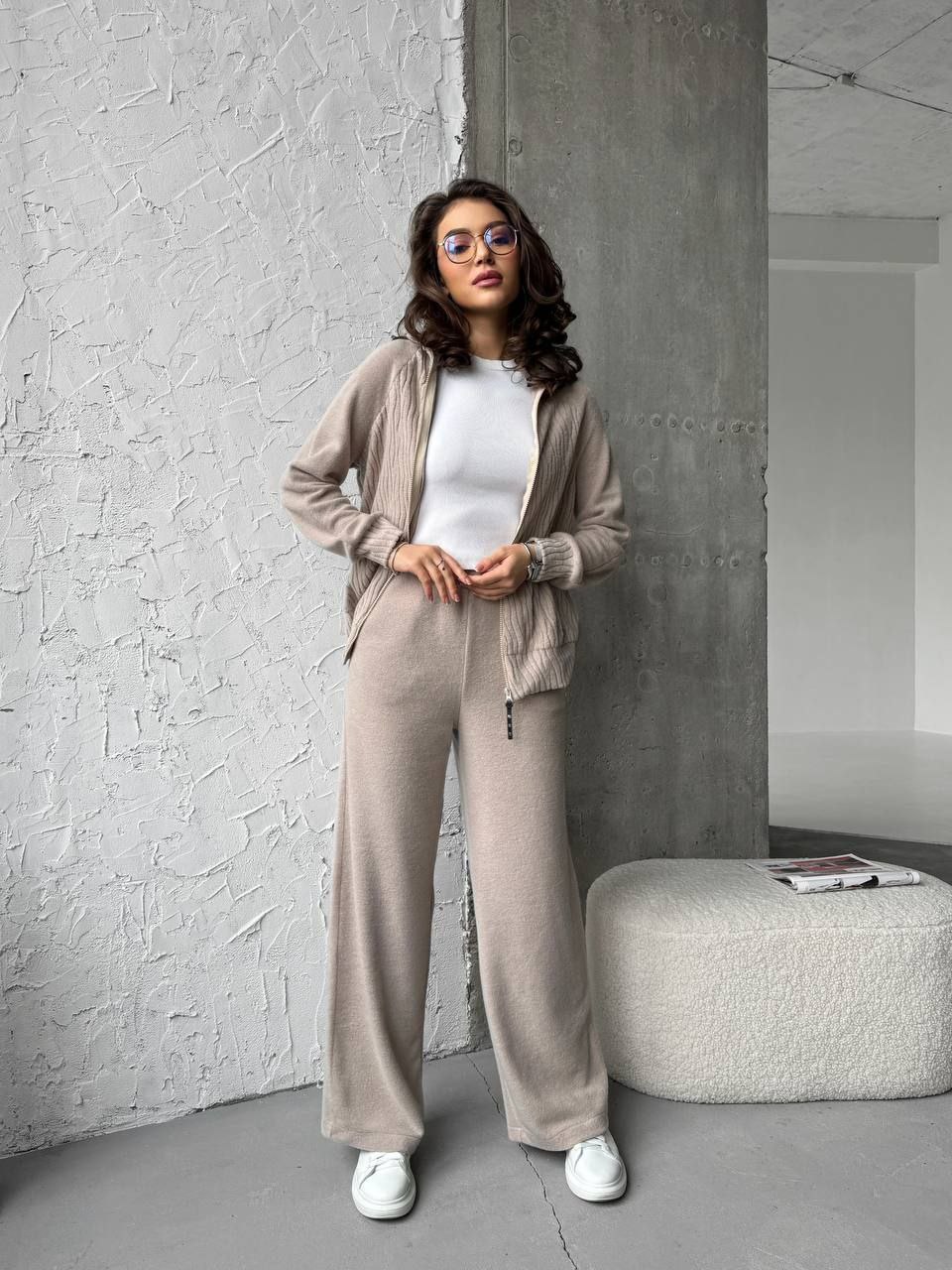 Базовий жiночий костюм на змiйцi бежевого кольору 35371