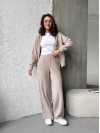 Базовий жiночий костюм на змiйцi бежевого кольору 35371