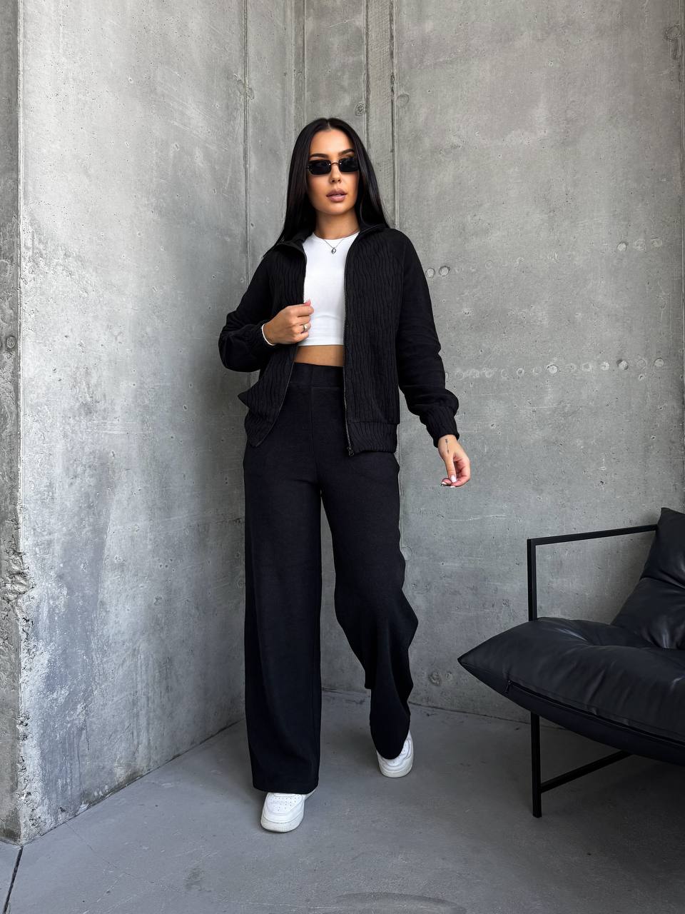 Базовий жiночий костюм на змiйцi чорного кольору 35370