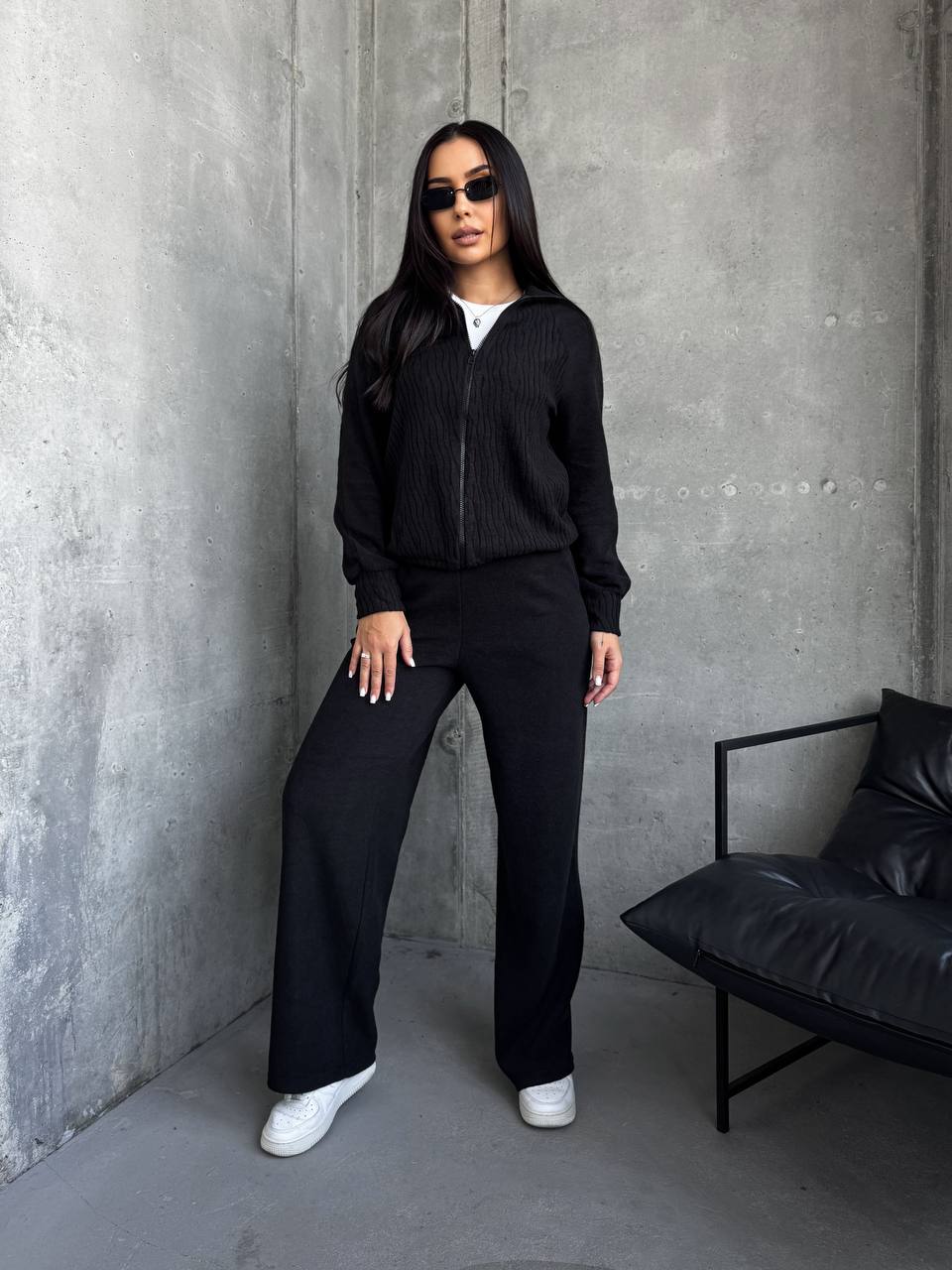 Базовий жiночий костюм на змiйцi чорного кольору 35370