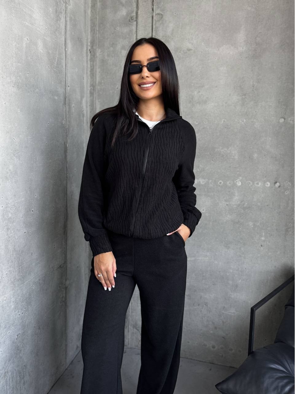 Базовий жiночий костюм на змiйцi чорного кольору 35370