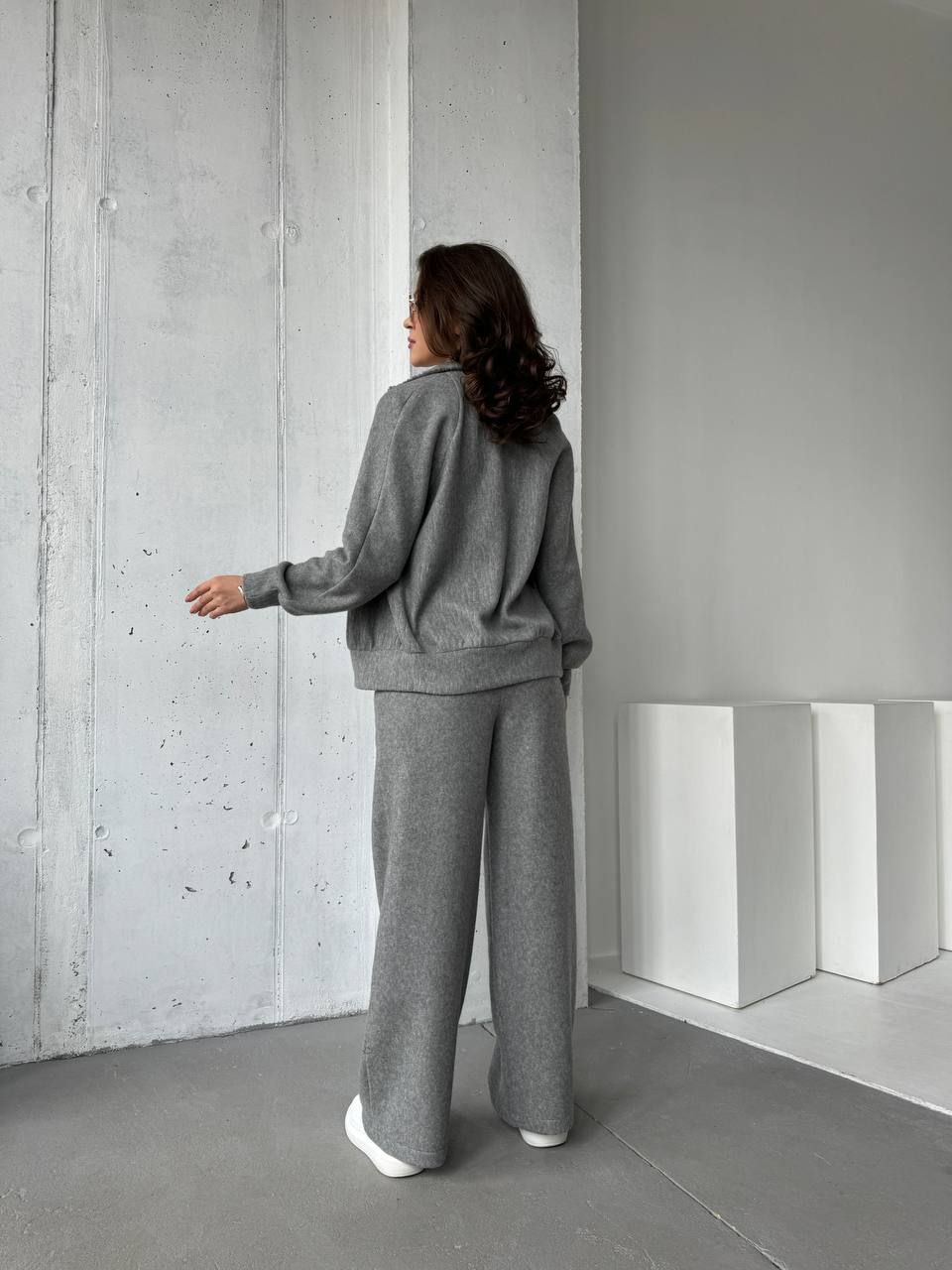 Базовий жiночий костюм на змiйцi сiрого кольору 35372