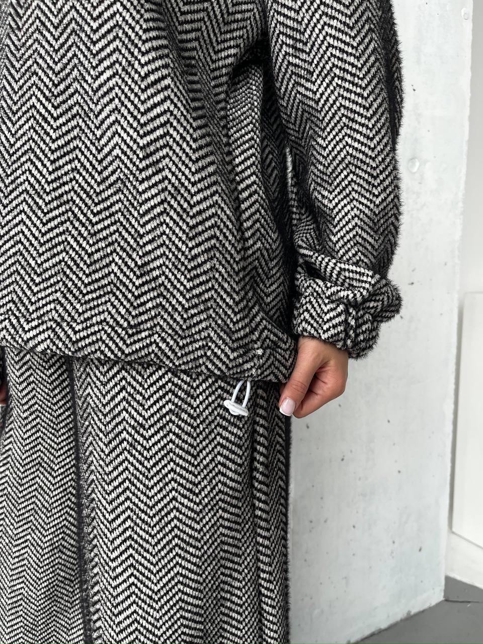 Базовый женский костюм из альпаки черно-белого цвета 35969