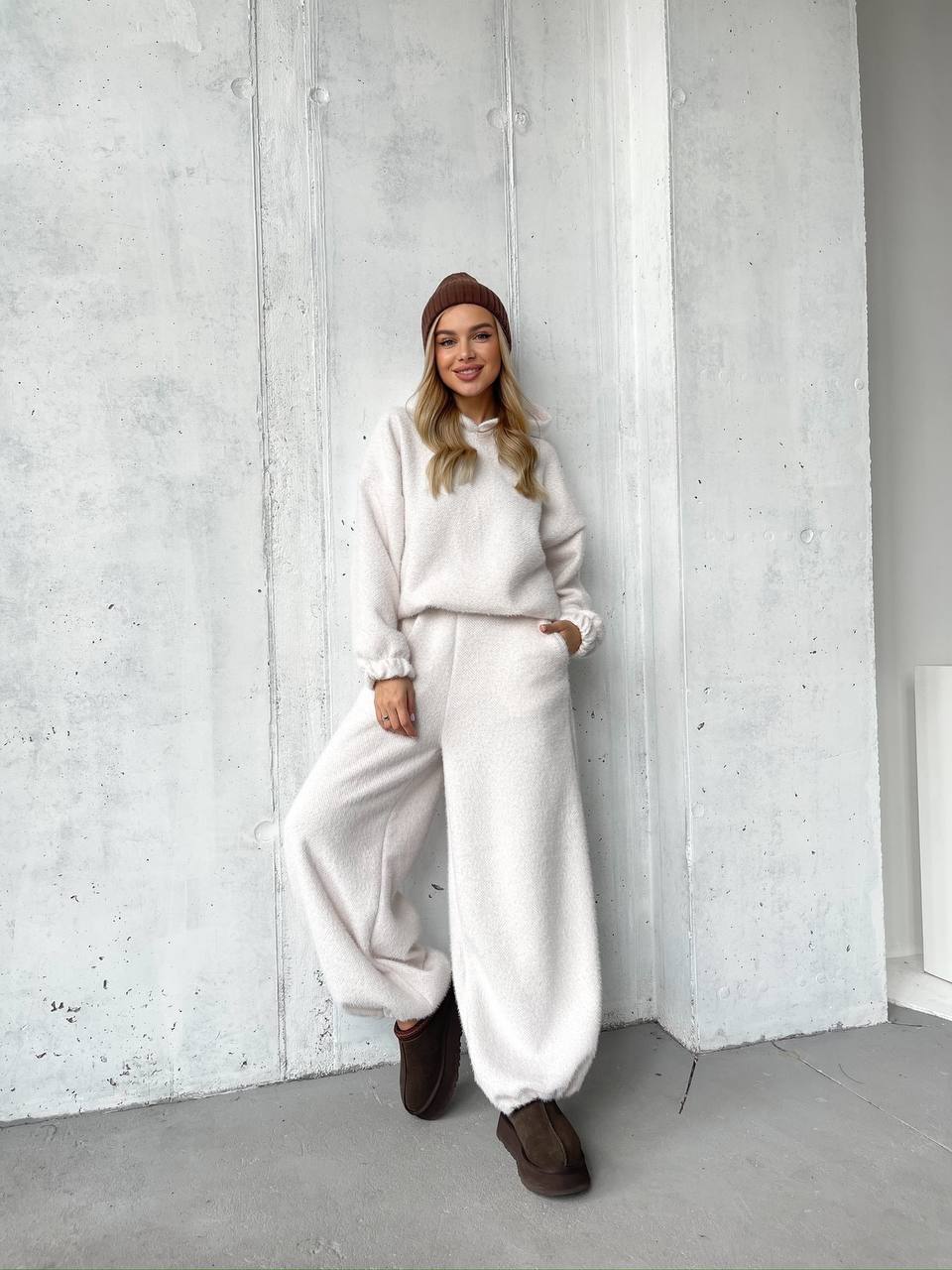 Базовий жiночий костюм з альпаки молочного кольору 35966