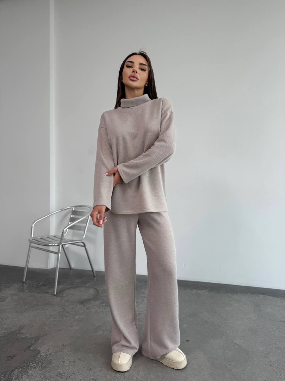Базовий жiночий костюм з ангори бежевого кольору 35285