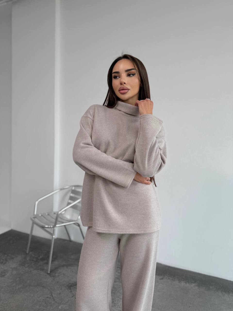 Базовий жiночий костюм з ангори бежевого кольору 35285
