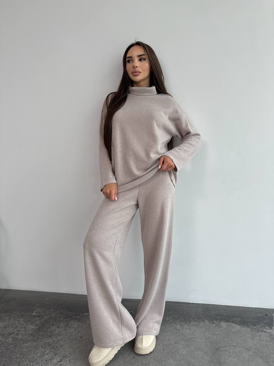 Базовий жiночий костюм з ангори бежевого кольору 35285