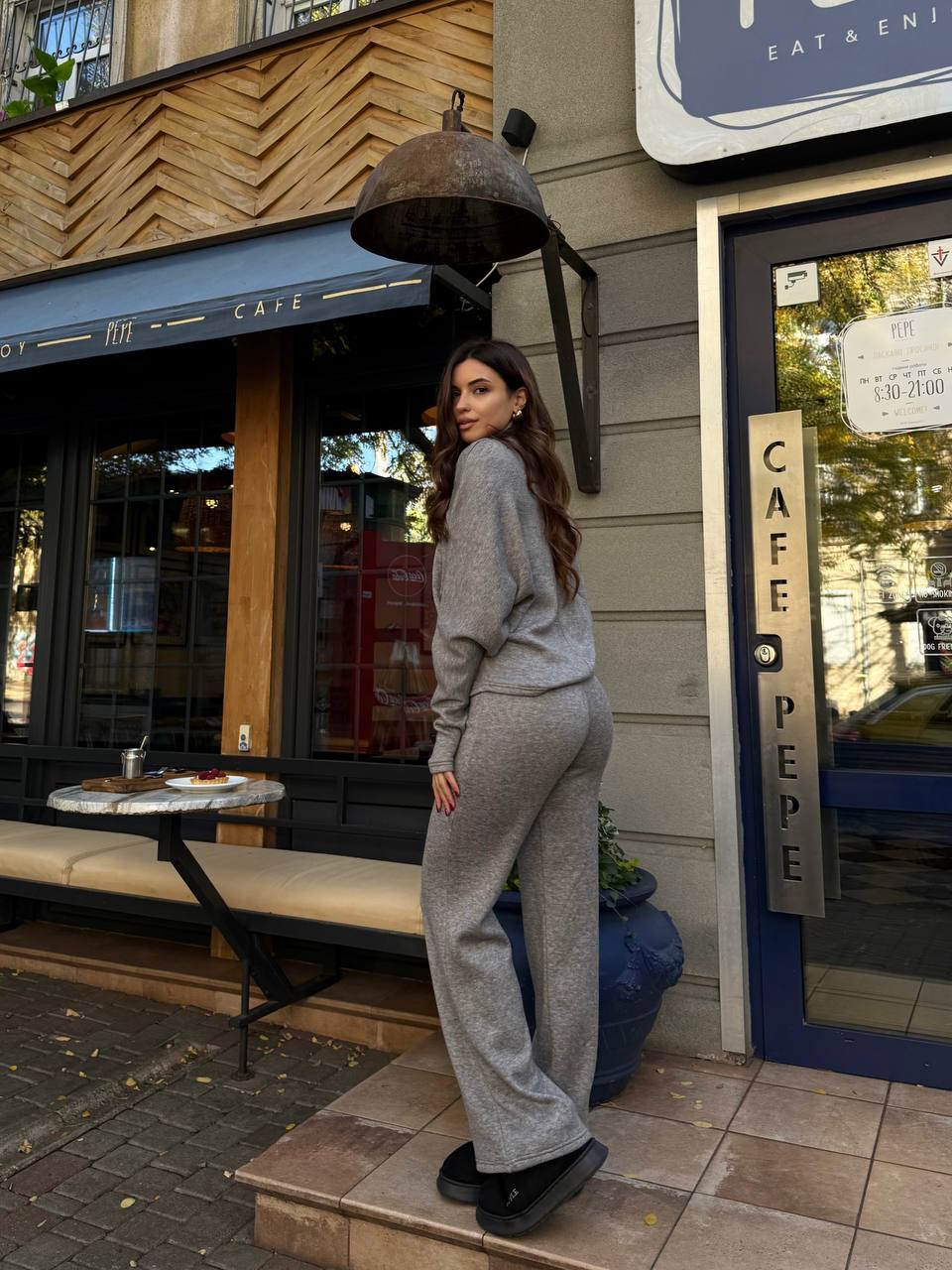 Базовий жiночий костюм з ангори графiтового кольору 35595