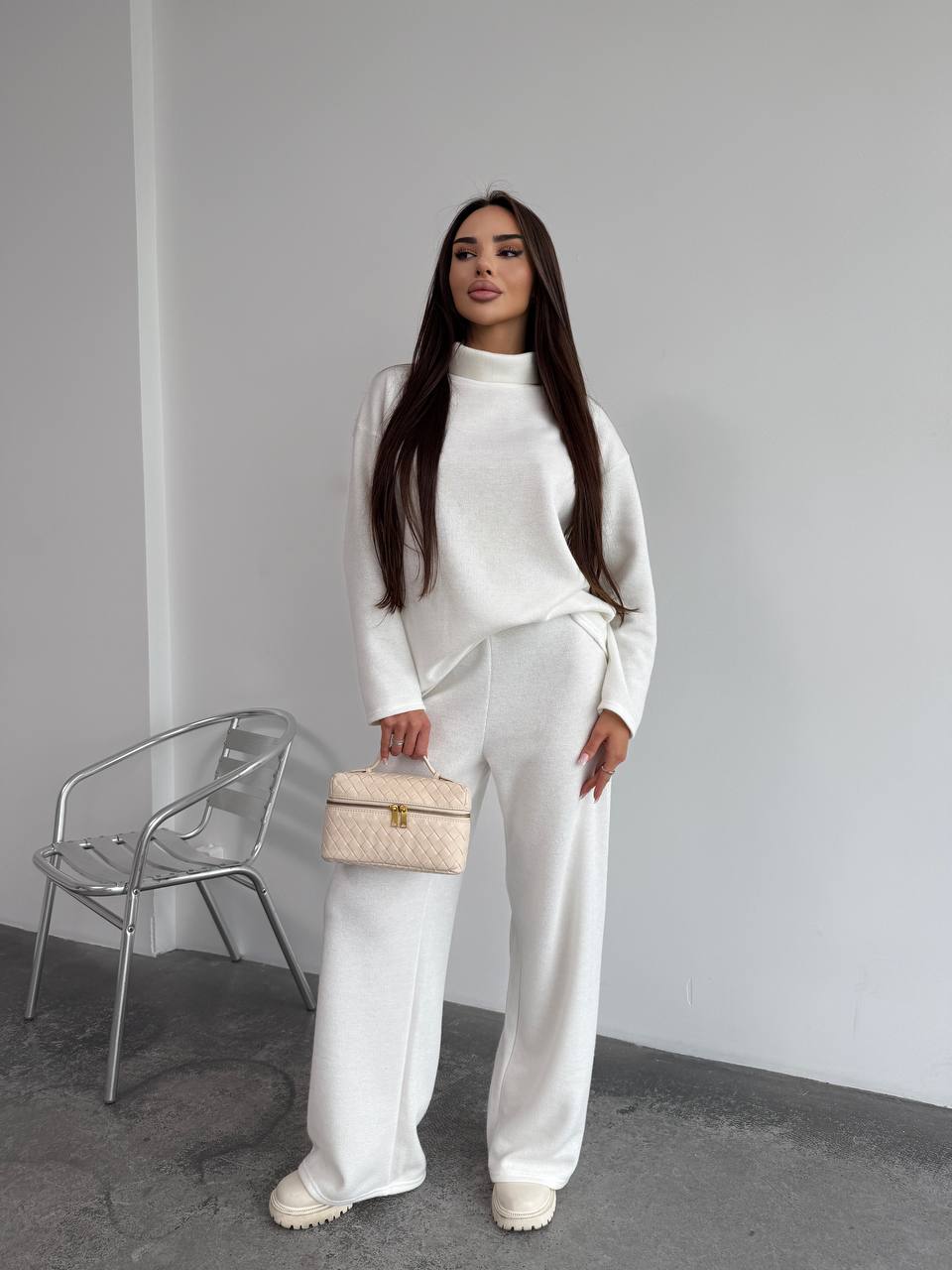 Базовий жiночий костюм з ангори молочного кольору 35287