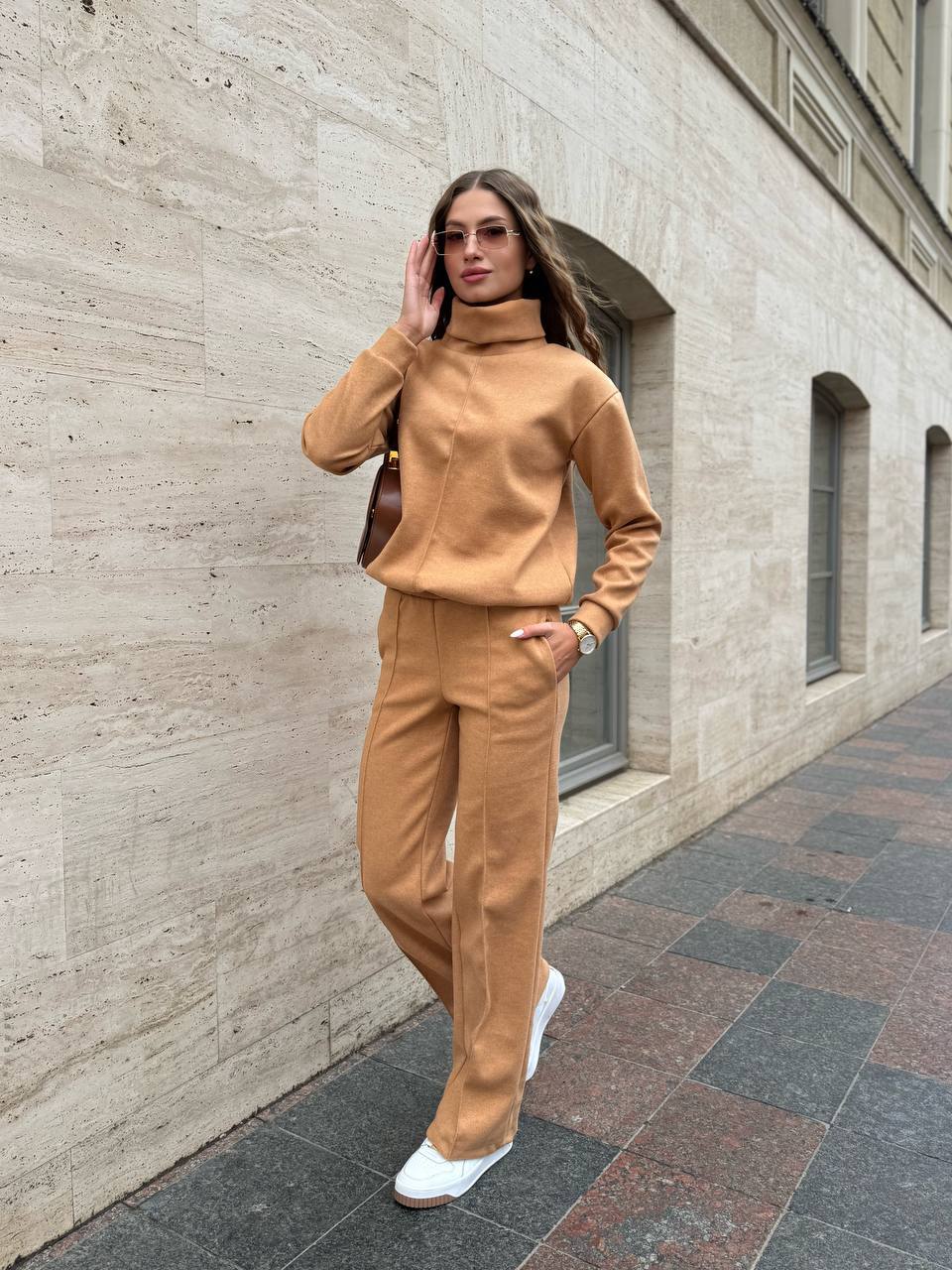 Базовий жiночий костюм з ангори свiтло-коричневого кольору 35319